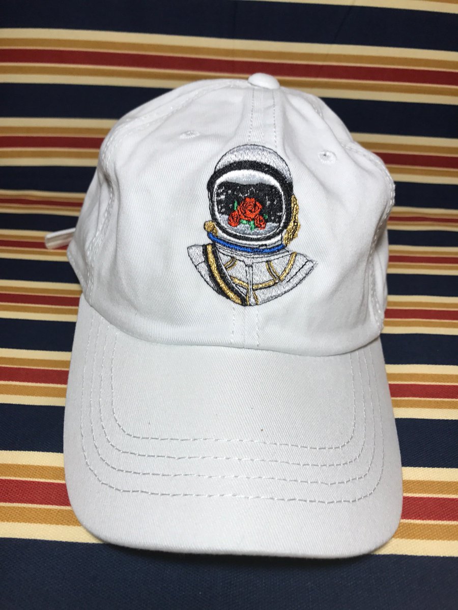 lvyzeworks's tweet photo. New release‼️ : “ 🌹Roses On the Moon 🌕 ” - NOW AVAILABLE AT https://t.co/murcZf298S 🐪 - SHOP NOW - pricing: $18.99 + (1 to 3 shipping) 🚚 https://t.co/xvWhohF3fw