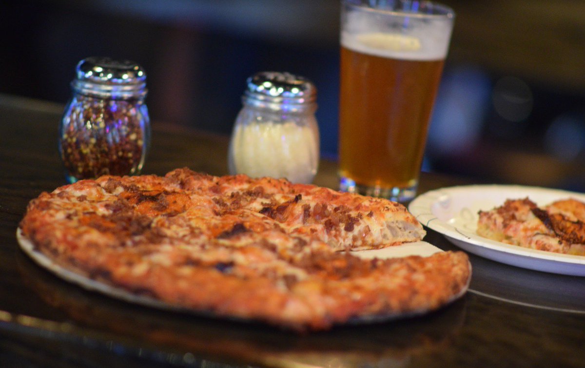 WoodlandsBkyard's tweet image. Thirsty Thursday 🍻 Happy hour from 3-7pm an $10 large one-topping pizzas all night! 🍕🍕🍕
