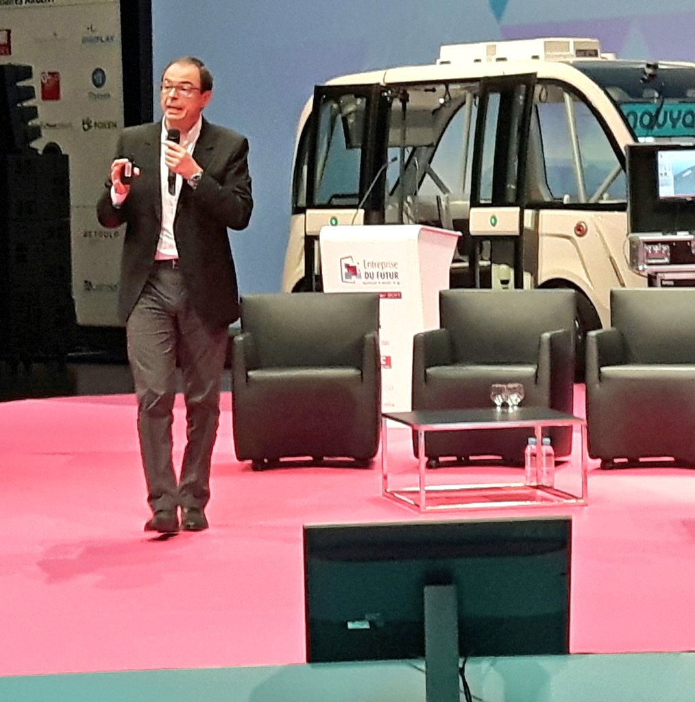 MontaudPro's tweet photo. Bertrand Barré fait son show à la soirée innovation de #EDFutur . Le golden circle : what, how, why https://t.co/z1mhR6aqvw