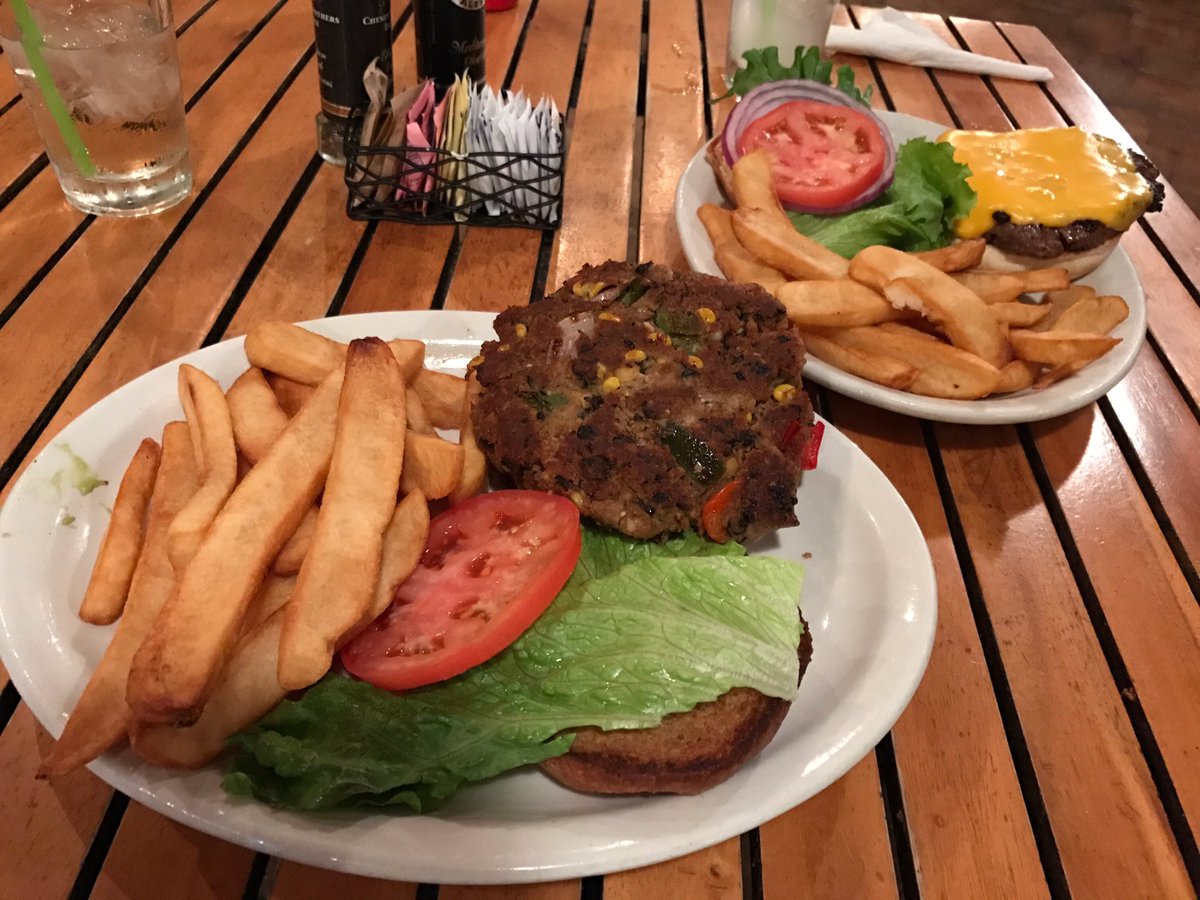 howleychallenge's tweet photo. New year, new menu items. Coming back strong on Day 4 (Jan 12) with a veggie burger, half pound burger, lemonade, and ginger ale #howleys https://t.co/LlPZokJoV7