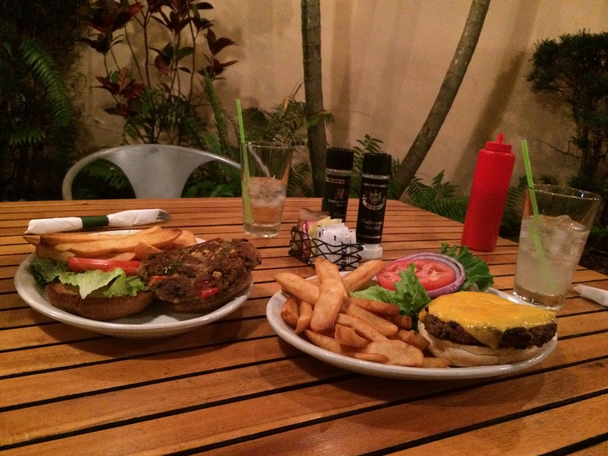 howleychallenge's tweet photo. New year, new menu items. Coming back strong on Day 4 (Jan 12) with a veggie burger, half pound burger, lemonade, and ginger ale #howleys https://t.co/LlPZokJoV7