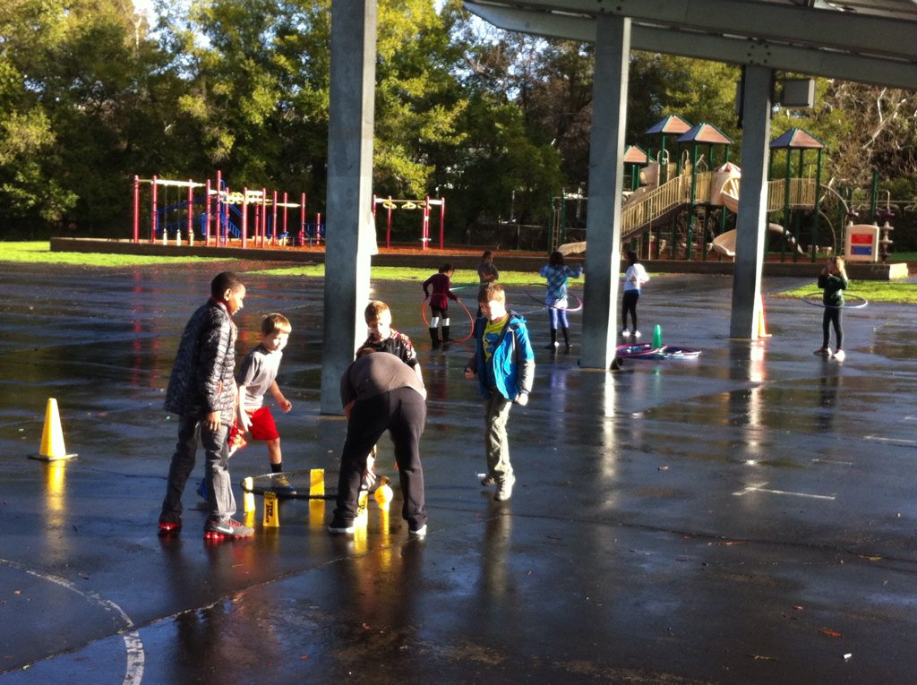 jsepeguy's tweet photo. @jseroadrunners What's that bright orange warming object in the sky? Kids are loving being outside for PE Stations! https://t.co/SZEYl2urwL