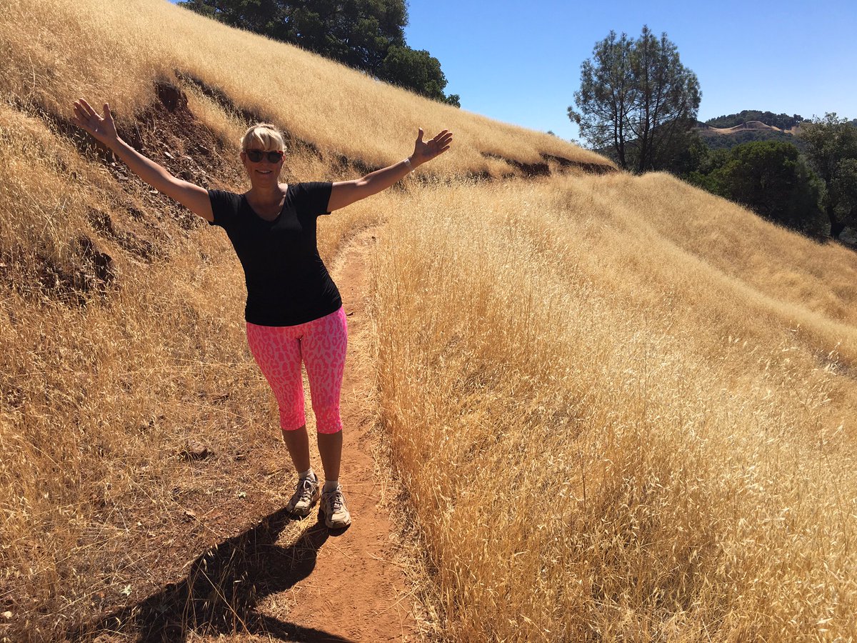 Leapup's tweet photo. @WATC_ Marching proudly in support of @advwomen everywhere and womens rights = human rights! #adventurewomen #SanFrancisco #leapup https://t.co/JW2UTNeHhs