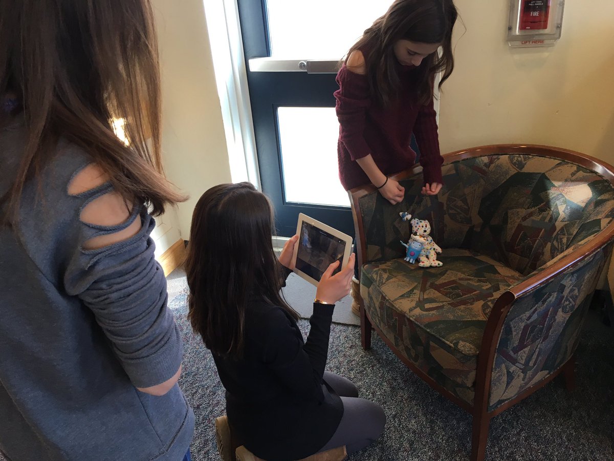 MrsSouzaLMS's tweet photo. Learning in action with #lmsmakerspace!! Thanks @beckypetrin for teaching us! https://t.co/Hb9NLyv49F