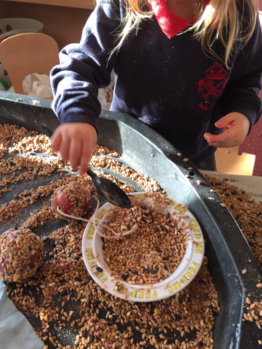 HaleNursery's tweet image. Excited and learning.Looking after our wildlife. #RSPB_learning #earlyyears #outdoorlearning #BigSchoolsBirdwatch #surrey