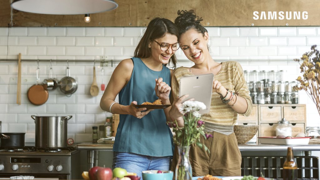 SamsungBrasil's tweet photo. Rotina boa é aquela que permite jantares não planejados ao longo da semana. #DesafieaMesmice #TabS2 https://t.co/Iv73ALWgwg https://t.co/bcX6KIJutC