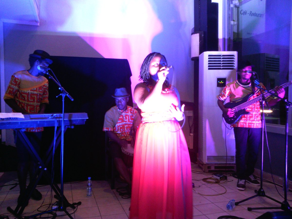 mouenthias's tweet photo. Et voici ma chanson préférée "O me we". Humm #AdyLive @tadeline2000 https://t.co/wnqfO7O86j
