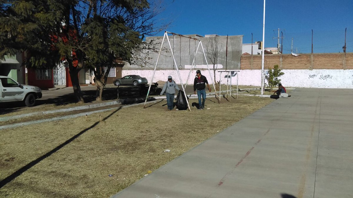 inmudgo2016's tweet photo. Atendiendo reportes ciudadanos en espacio público de Valle del Guadiana se brinda limpieza y mantenimiento en el lugar. https://t.co/RlYA92zqQo