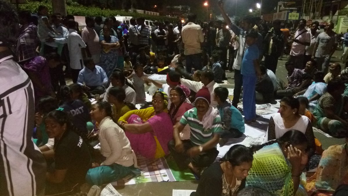 Kozhiyaar's tweet photo. இரவு 11.30!!
உறங்கி கொ���்டிருந்த தமிழினம் விழித்தெழுந்தது!!
இனி எங்களுக்கு இரவில்லை!!
#AmendPCA
#SaveOurCultureJALLIKATTU
#Jallikattuprotest https://t.co/3f4vRmYvVp