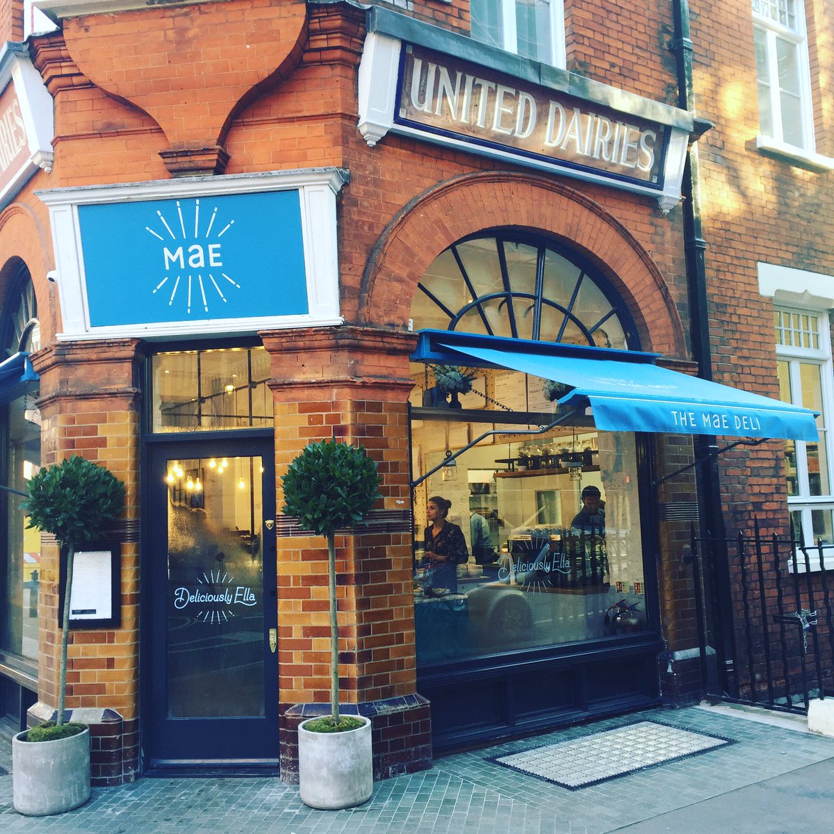 AmyHackettJones's tweet photo. Delicious #vegan lunch yesterday at the #maedeli by @DeliciouslyElla - I left feeling full of beans & thoroughly cleansed inside! Thx Ella! https://t.co/MBZP9hZRr7