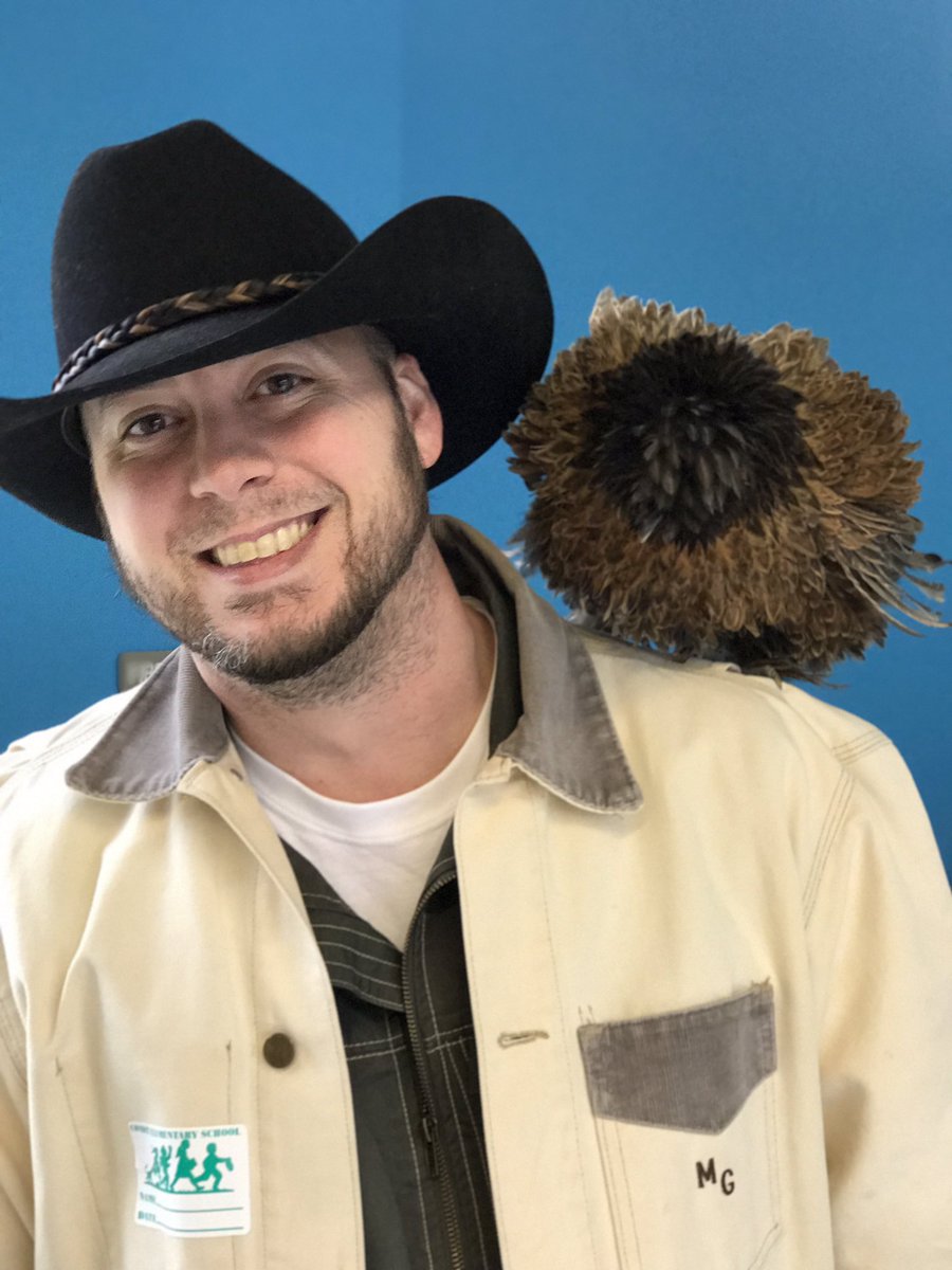 ConditES's tweet photo. Chicks dig incubators. 😜 #FarmerMike #GetHatching #conditproud https://t.co/z2rUANeU7v