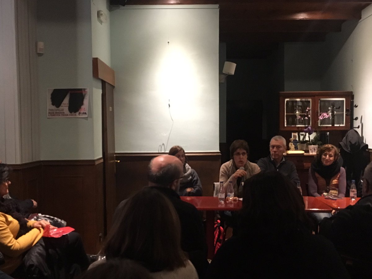 CarlesTgna's tweet photo. A la "#Cantonada" de #Tarragona a la presentació-debat d'un llibre sobre el drama dels #refugiats, i l'actitud de la UE al respecte. https://t.co/DoJGlgWFC1
