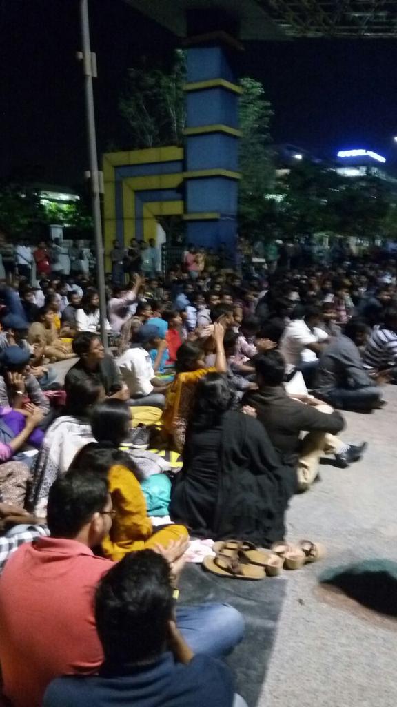 filmistreet's tweet photo. #Jallikattu #SupportJallikattu  #Elcot #SEZ #ITPARK #Sholinganallur 
Tomorrow they bycoting one day from job https://t.co/06xBIg49sD