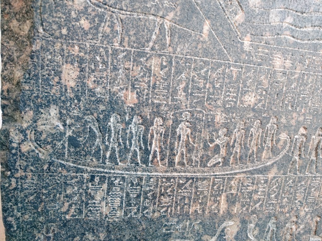 Delighted to find invitation for visually impaired visitors to touch this <a href="/metmuseum/">The Metropolitan Museum of Art</a> sarcophagus with hieroglyphs:
metmuseum.org/art/collection…