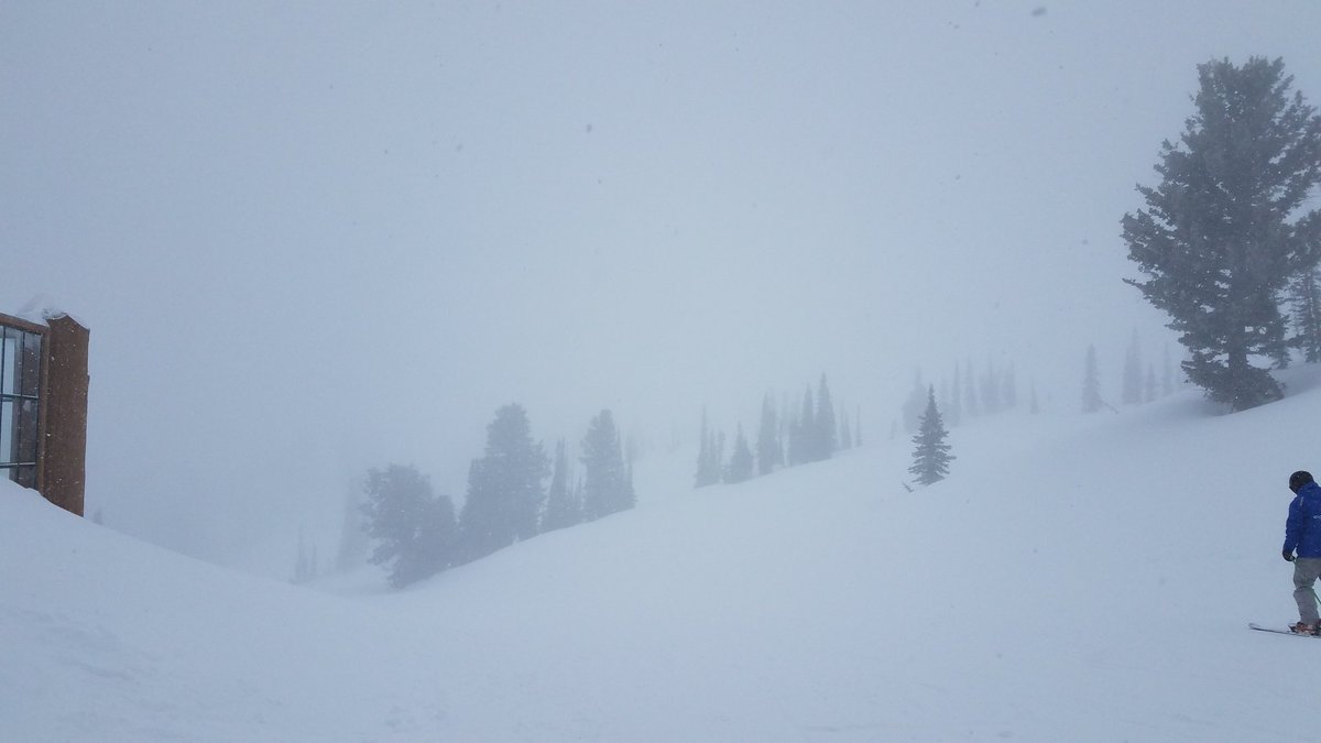 boardingbetty14's tweet image. What a difference a day makes. Snow today w/ low viz, working on those free refills. @snowbasinresort #TNBetty #wintervacay #comewith