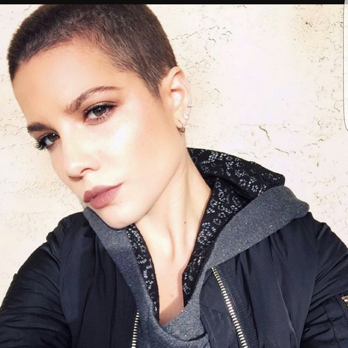 CelebSCNames's tweet image. Singer @halsey is halseysnaps #celebsnapchat
