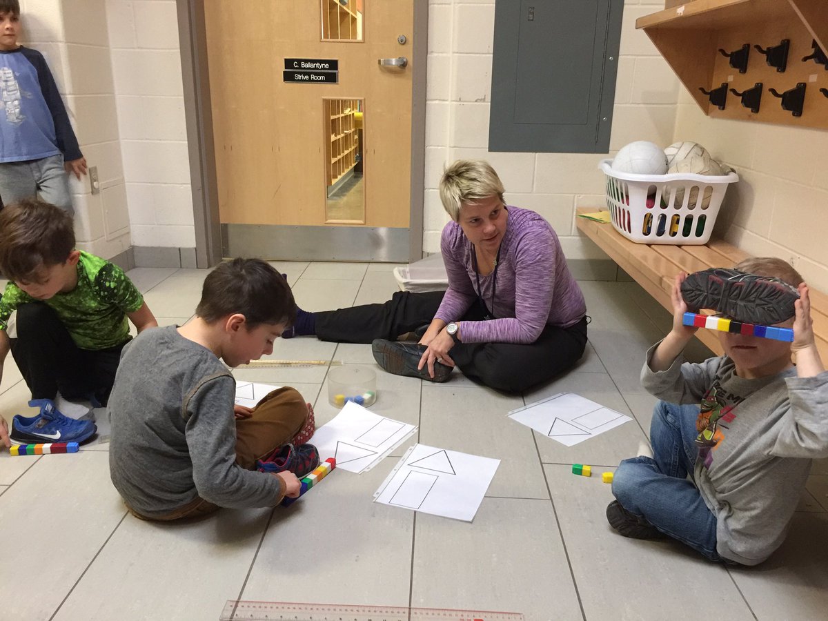 LittleFallsPS's tweet image. Estimating &amp;amp; comparing units using real life objects with Ms Bradshaw. #growingmathminds #measurement @KLCarlyle
