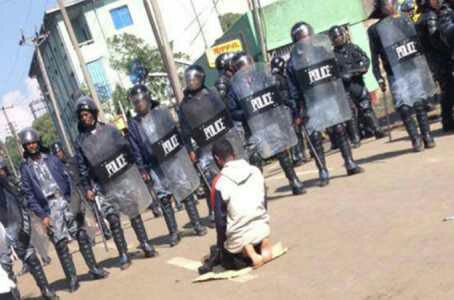 BintPrincss's tweet photo. ❛Salat Man❜ is symbol of resistance for Ethiopian Muslims. 
#1826DaysOfPeacefulStruggle
@YasirQadhi @AJEnglish https://t.co/v8JndlRpP7