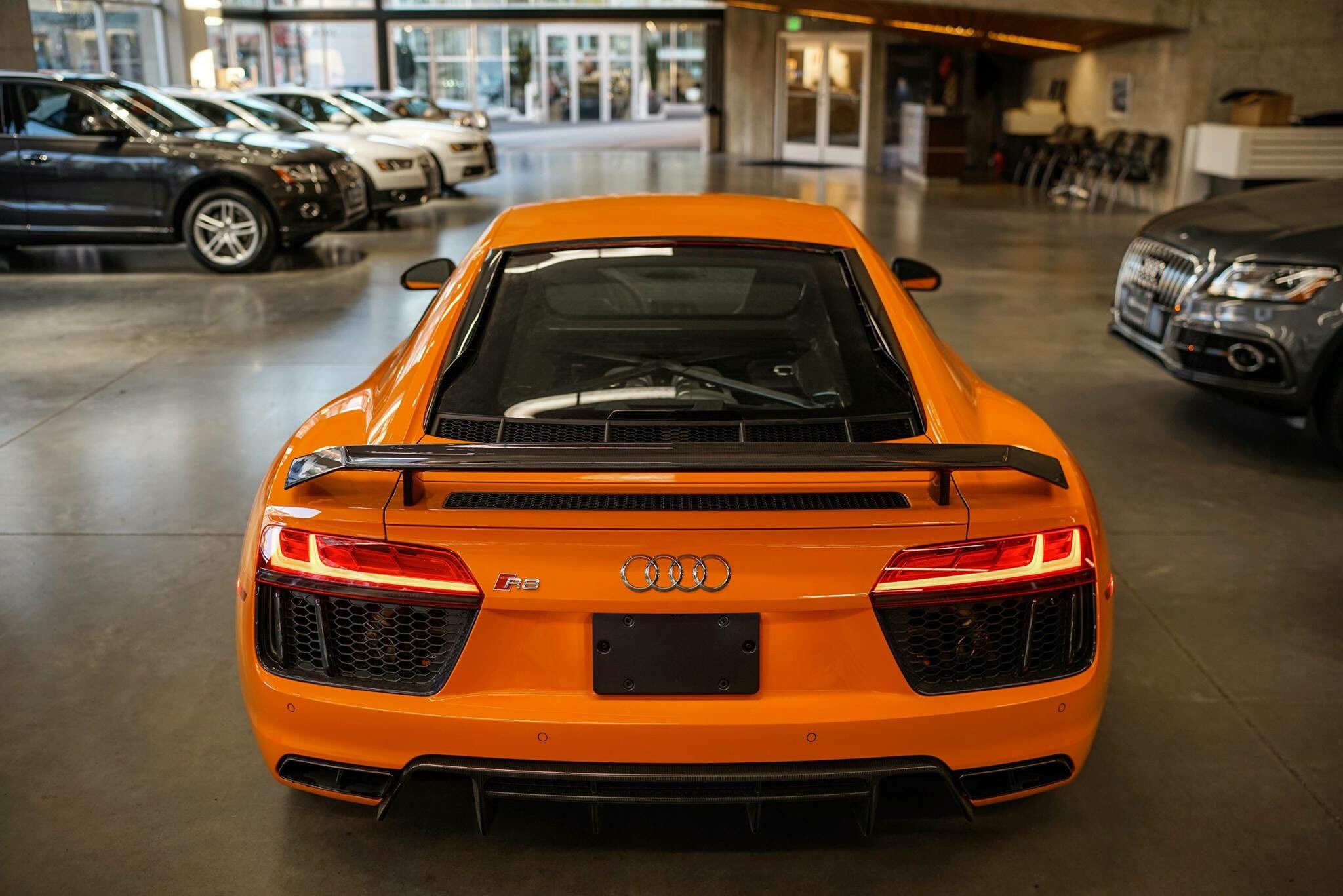Audi r8 оранжевая обвес