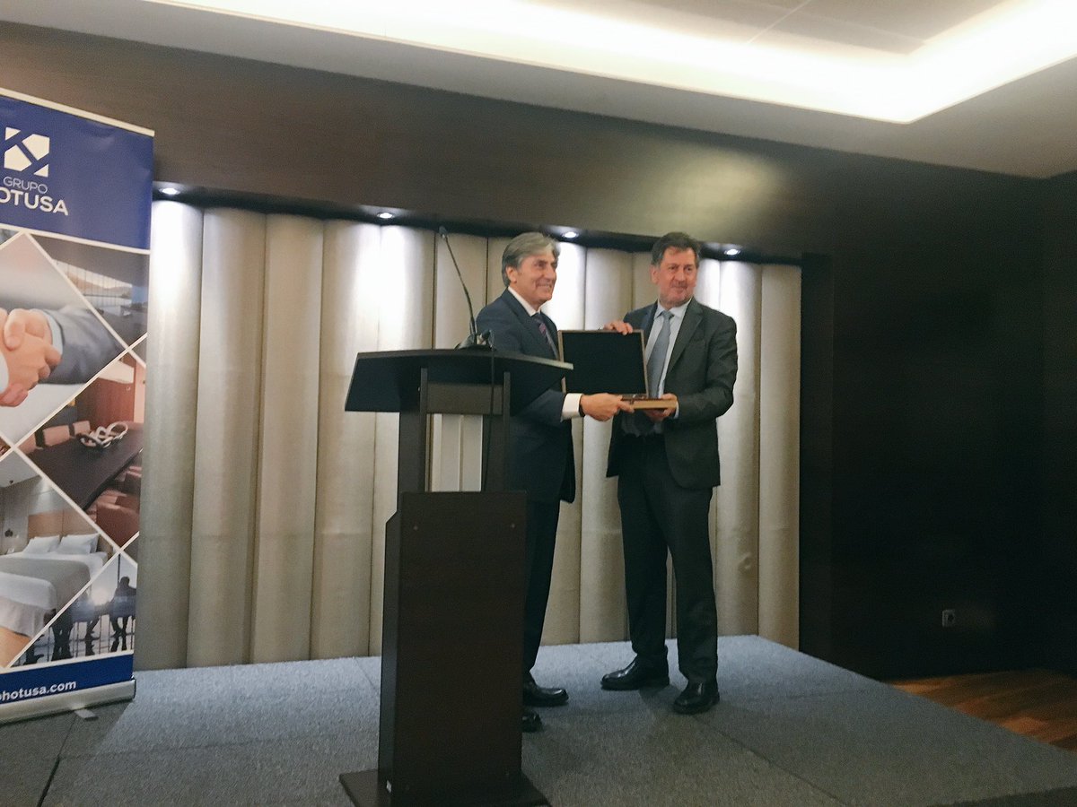aegve_'s tweet photo. #AEGVE premiado por el grupo @Hotusa a la mejor asociación por su contribución al desarrollo del sector @Eurostars #MadridTower #aegve2017 https://t.co/VIVc23AAZl