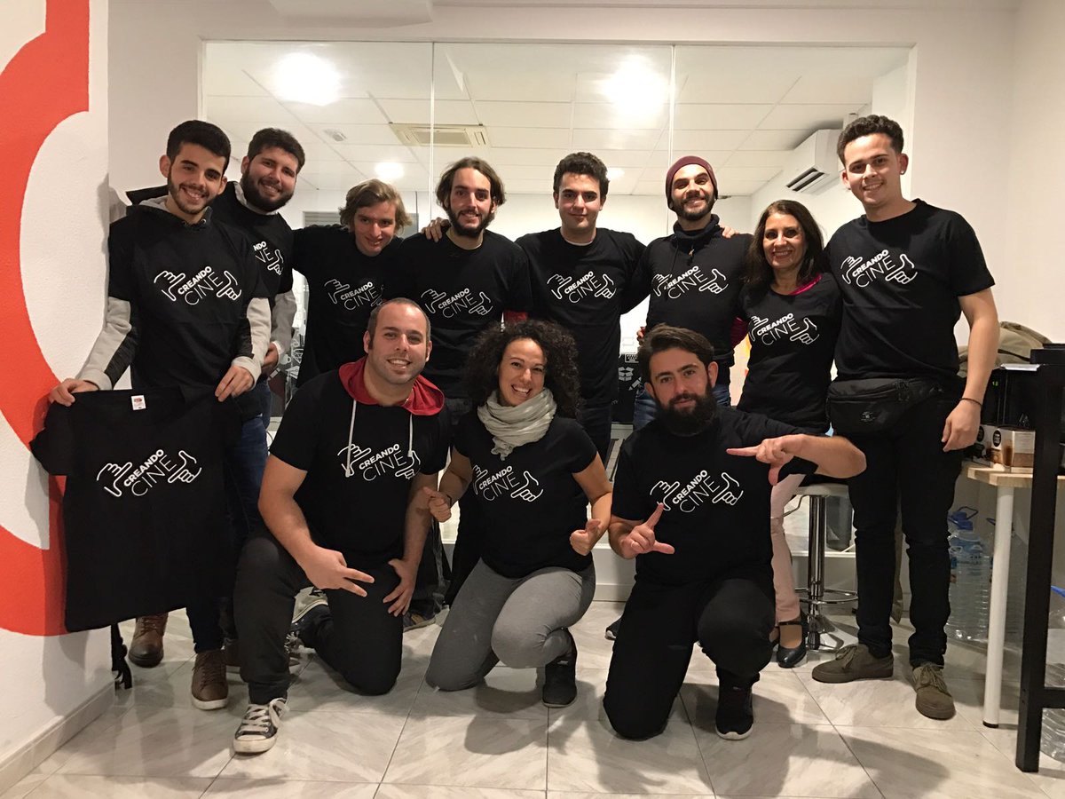 CreandoEscuela's tweet photo. ¡Regalazo 🎁 para los alumnos de Creando Cine! Así de guapos lucen con las nuevas camisetas que utilizarán en los rodajes y en los eventos https://t.co/hguJ2PdISd