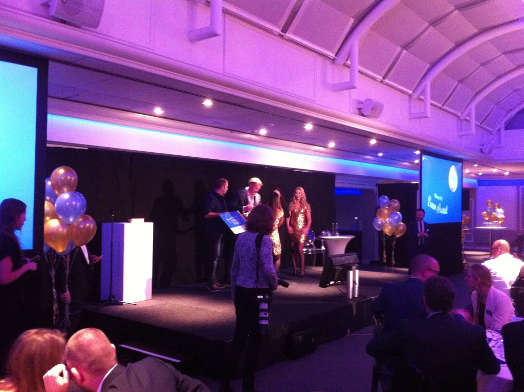 TBMnet's tweet photo. Winnaar @voiceworksnl 2017 EWAN Award is @fiebernl #VPA17 https://t.co/My5cWMYszH