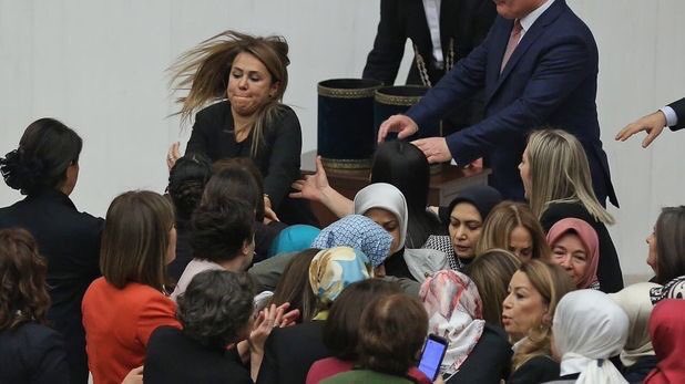 frekanstr_'s tweet photo. Öfke, nefret, şiddet..
İşte AKP anayasasının ruhu budur.
Resme iyi bakın, gördüğünüz yeni anayasanın ruhudur, özüdür.. https://t.co/hCeWiYhmiy