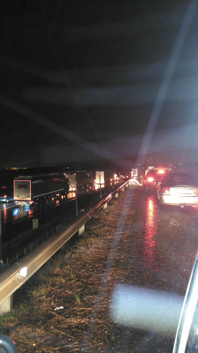 tucomarca's tweet photo. Retenciones d varios km a la entrada d #Buñol dirección #Valencia-Madrid. Recogidos hasta ahora: 50 litros en #Buñol. Informa, C. Hortelano https://t.co/ptZmGEQyV9