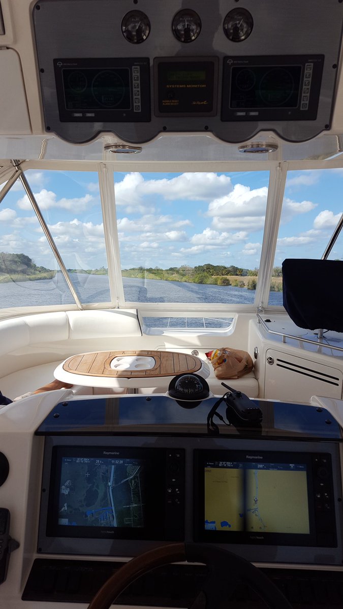 CastOffCaptain's tweet image. 56 SeaRay Sedan across Lake O. #deliverycaptain #searay #yachting #yachtcaptain #freelancecaptain