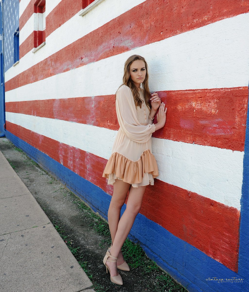 1VintageCouture's tweet photo. Tacking it back to this photo shoot with the beautiful Lejla โจ๐
#ThrowbackThursday #vintagecouturephoto
#TexasSenior #SMUStudent https://t.co/IzKJeMm3O0