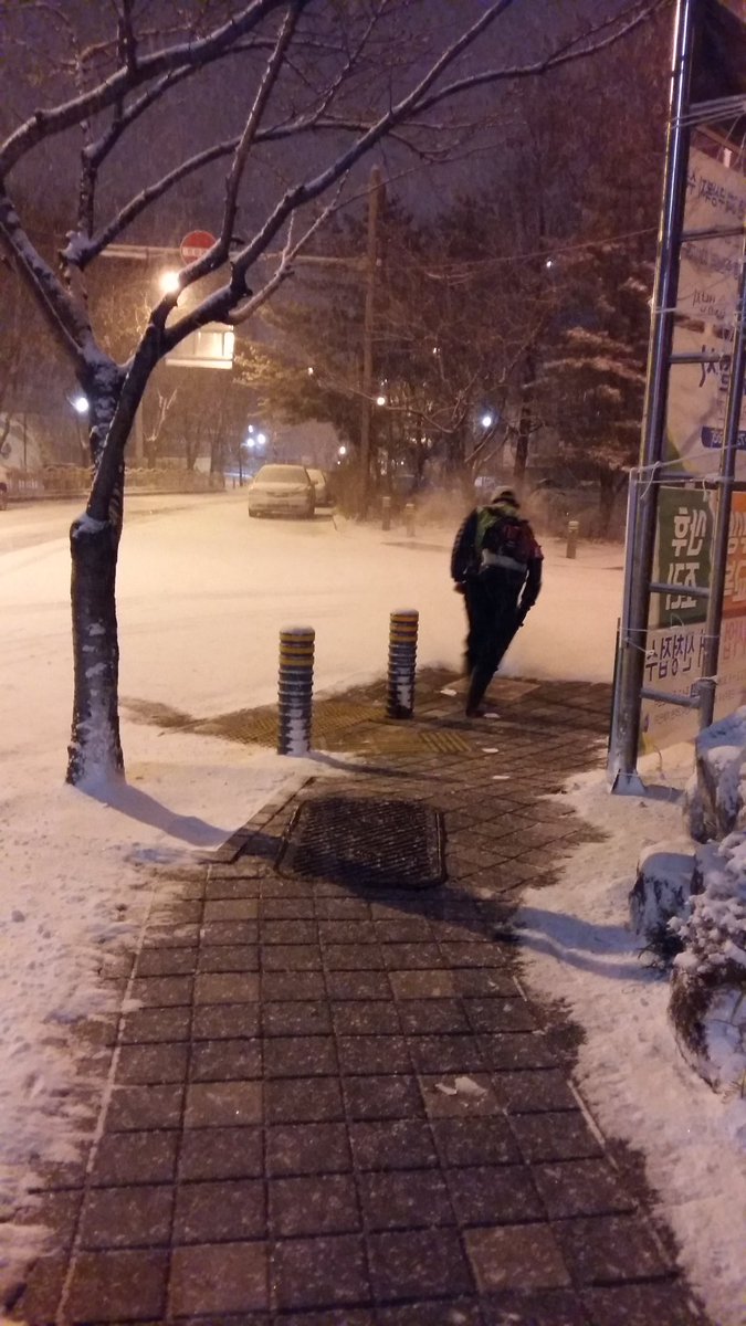 #성남시 편안한 출근길을 위한 제설작업중 입니다. 눈은 계속 내리고 있지만...