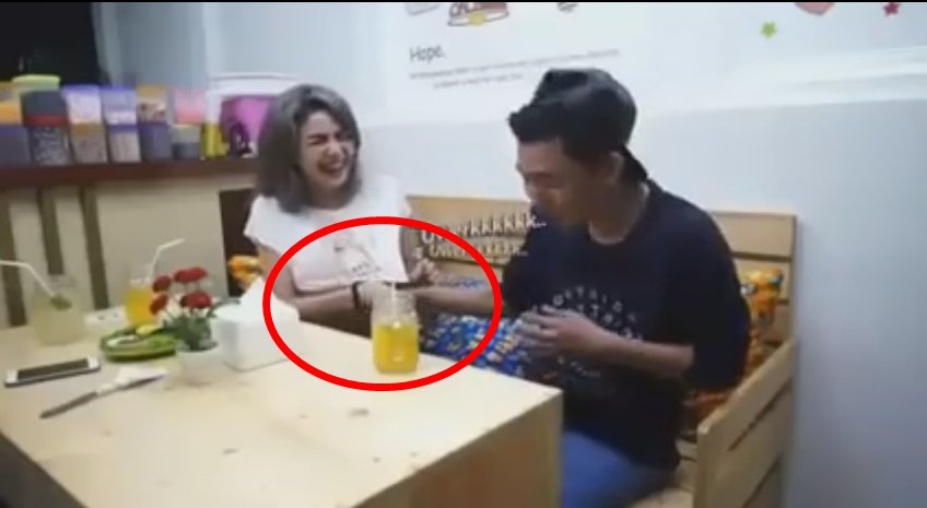 Video Nikita Mirzani Dipegang Dadanya Oleh Dua Orang Lelaki #Anak1ngusan | goo.gl/Au5bOr