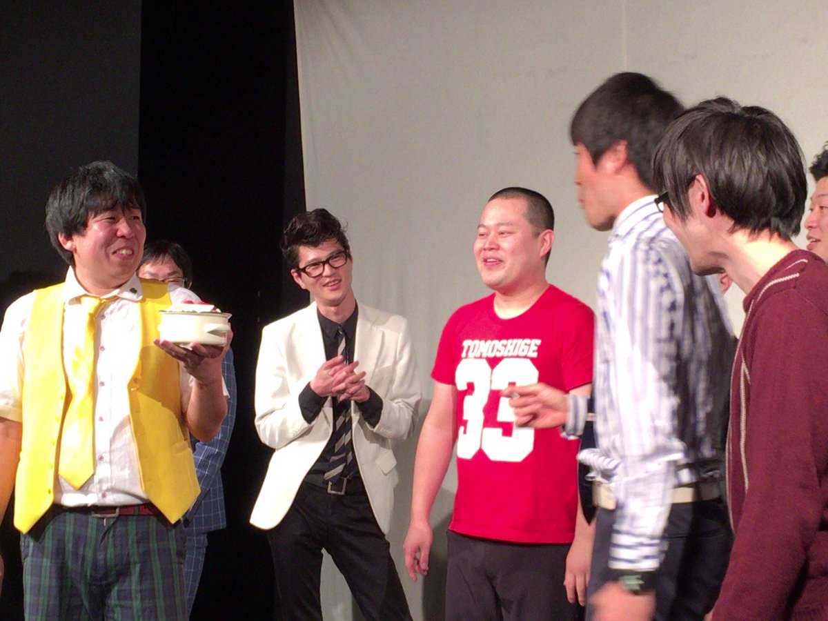 scrum_staff's tweet photo. 昨日は「平���阿佐ヶ谷ミニライブ」でした！エンディングとライブ後にシャイスタヒロタさんのお誕生日をお祝いしました！お誕生日当日と言うこともあり、前回相方のおかださんのお祝いをしたこともあり、色々と気合いを入れて仕込もうと思ったのですが、当日一番乗りの芸人さんがヒロタさんでした！！ https://t.co/q1NVhuxIdT