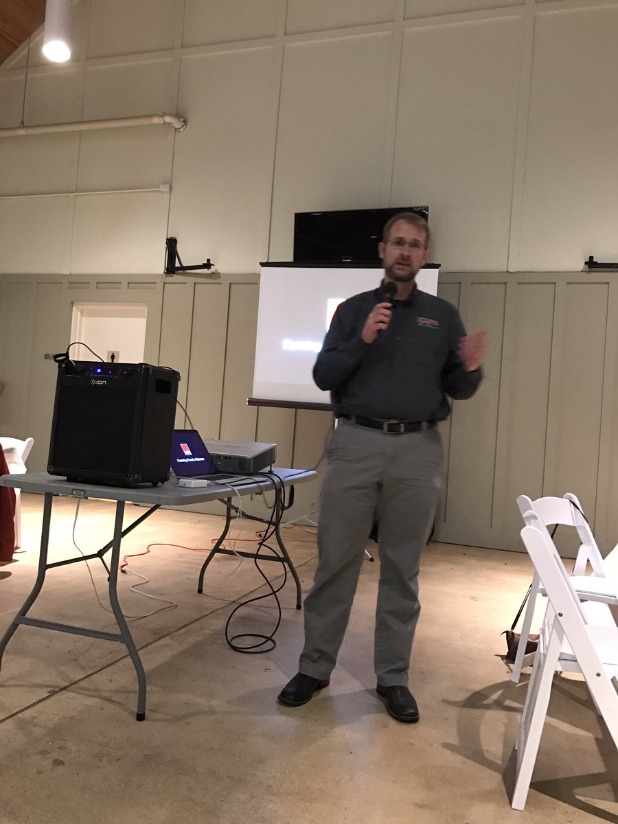 YFLeeCo's tweet photo. Listening to @jhelms4212 talk about Social Media Ediquette at our joint YF meeting. @AlfaFarmers https://t.co/LxqBFvb7ph