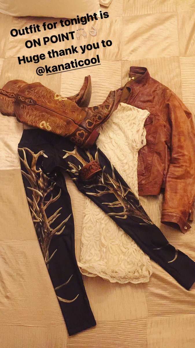 RachelAhtila's tweet photo. This outfit is on point🙌🏼👌🏼 Huge thank you to Angie at #Kanaticool for this AMAZING leggings ❤️😍🤘🏼# https://t.co/imK4EQrihf