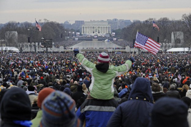 BuzzFeed's tweet photo. People noticed that crowds were a lot smaller for Trump's inaugural concert than Obama's https://t.co/eEWI4ofyUF https://t.co/Edvsh1rxSj