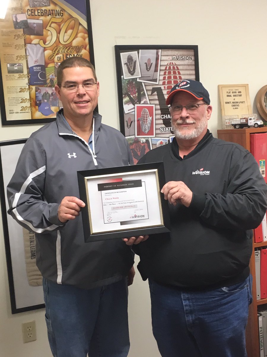FSCooperatives's tweet image. Congrats to NCGA yield winner, Chuck Walsh, who received an award from Jeff Hoffman of #PiattFS for the pursuit of maximum yield.#fsinvision
