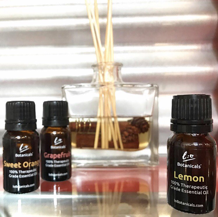 loBotanicals's tweet photo. Lemon essential oil inspires positive thinking + progressive mood enhancement. 
#loBotanicals #essentialoils #citrus https://t.co/j98ujBeYev