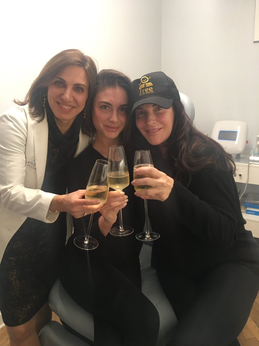 skinfluence's tweet image. On Thursdays, we drink champagne 🍾#ChampagneThursday #motheranddaughter #preventativebotox #skinfluence #drperedo