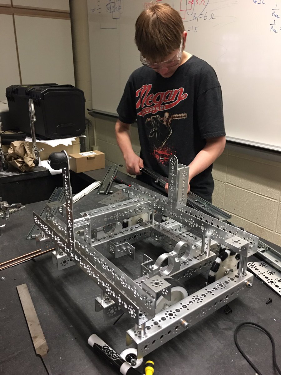 MHSRoboticsHQ's tweet image. Drew putting together the parts for our robot!