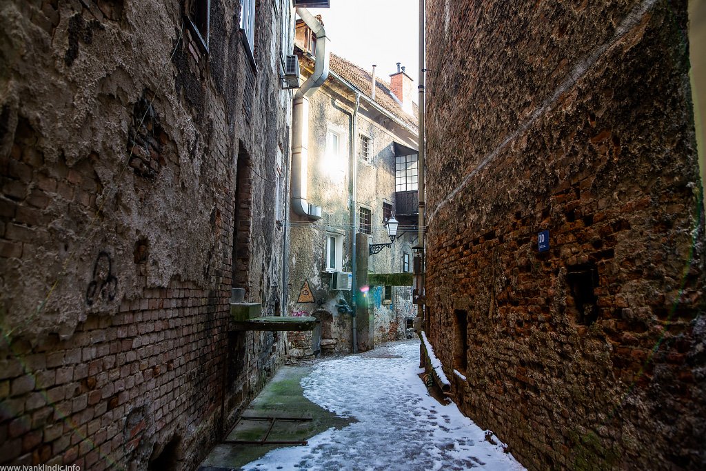 IvanKlindic's tweet photo. The #passage between the #Cesarceva and #Bakaceva street in the center of #Zagreb 📷 https://t.co/GkcsDjzWkP