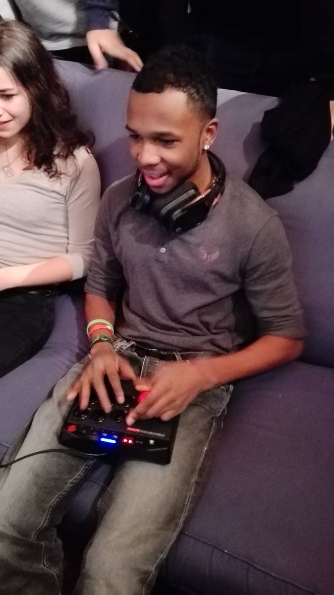 kahikusu's tweet photo. It's official, @MistahCrimson is now an arcade stick player! THIS IS ESPORTS !!! 😂🕹 #lowra #sfv https://t.co/IkQLFcvKKL