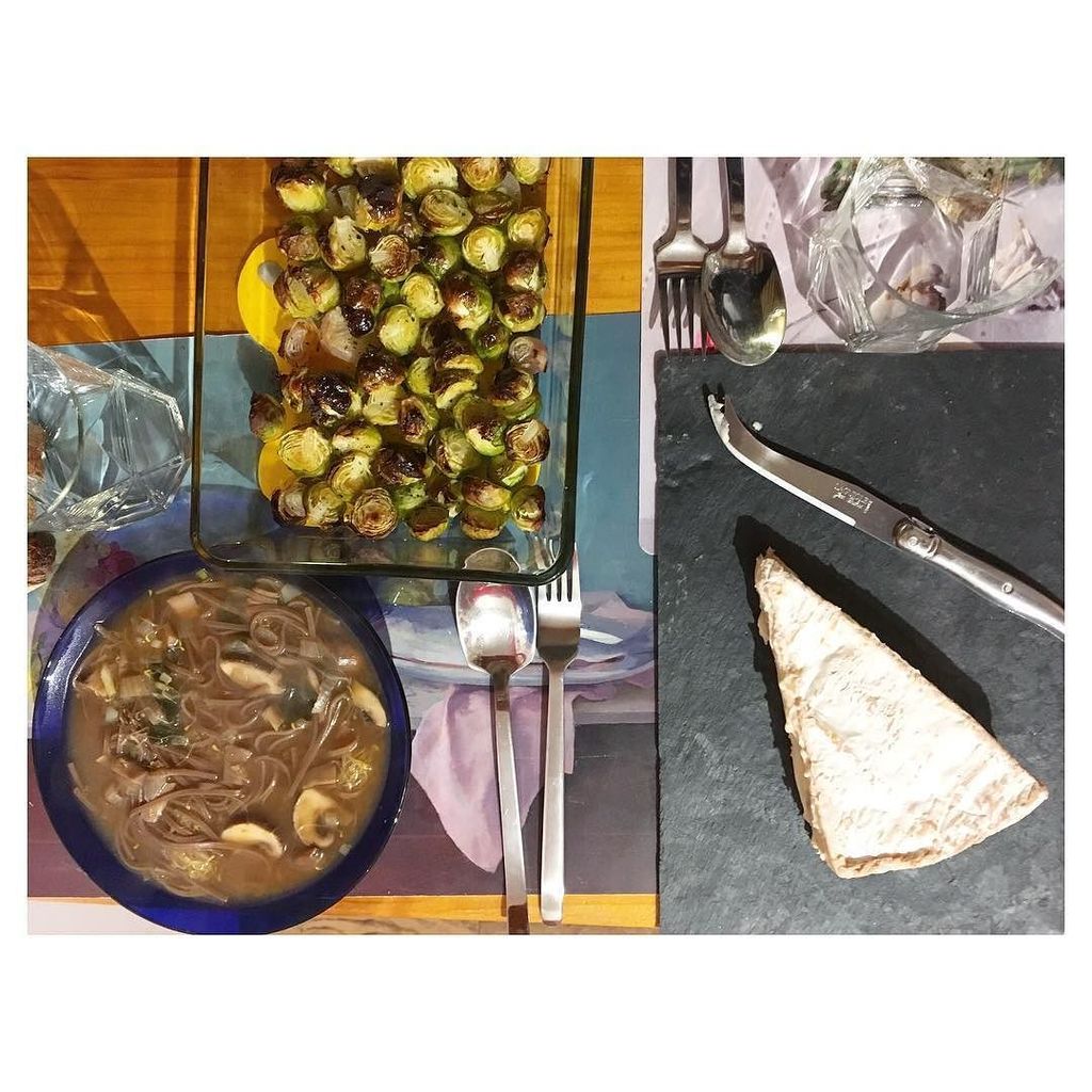 AliciaMarcos1's tweet photo. Coles de bruselas al horno y sopa miso que le faltaba #unalgo #yoquese y Brie.- https://t.co/XRdtSsZKSC