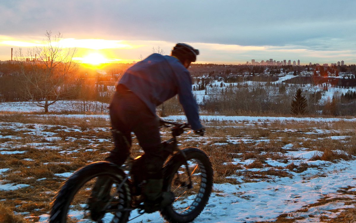 YEGHugo's tweet photo. #yeg #canada150 #countdown15 #sunset #ExploreEdmonton #ExploreCanada #travelalberta #winter #biker #yegdt #cityofedmonton #nicewinterweather https://t.co/ldg7pT8jjP