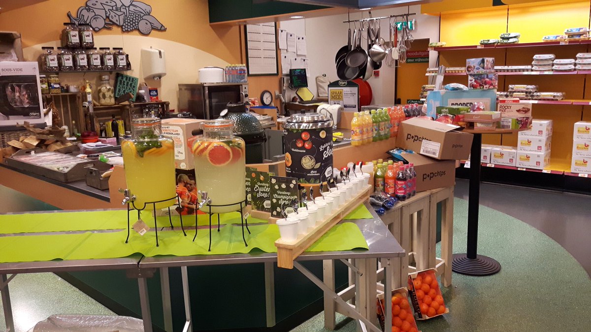 RonaldVollmull1's tweet photo. Welkom #DIOK rugby Leiden @sligro Leiden, #inspiratie#gezonde kantine#NRB meets#sligro! Met ovale groet, team #Sligro! https://t.co/7nkk73tOBg