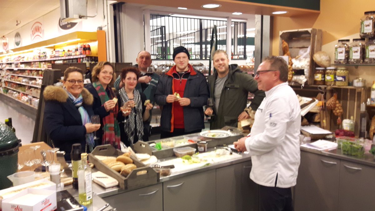 RonaldVollmull1's tweet photo. Welkom #DIOK rugby Leiden @sligro Leiden, #inspiratie#gezonde kantine#NRB meets#sligro! Met ovale groet, team #Sligro! https://t.co/7nkk73tOBg