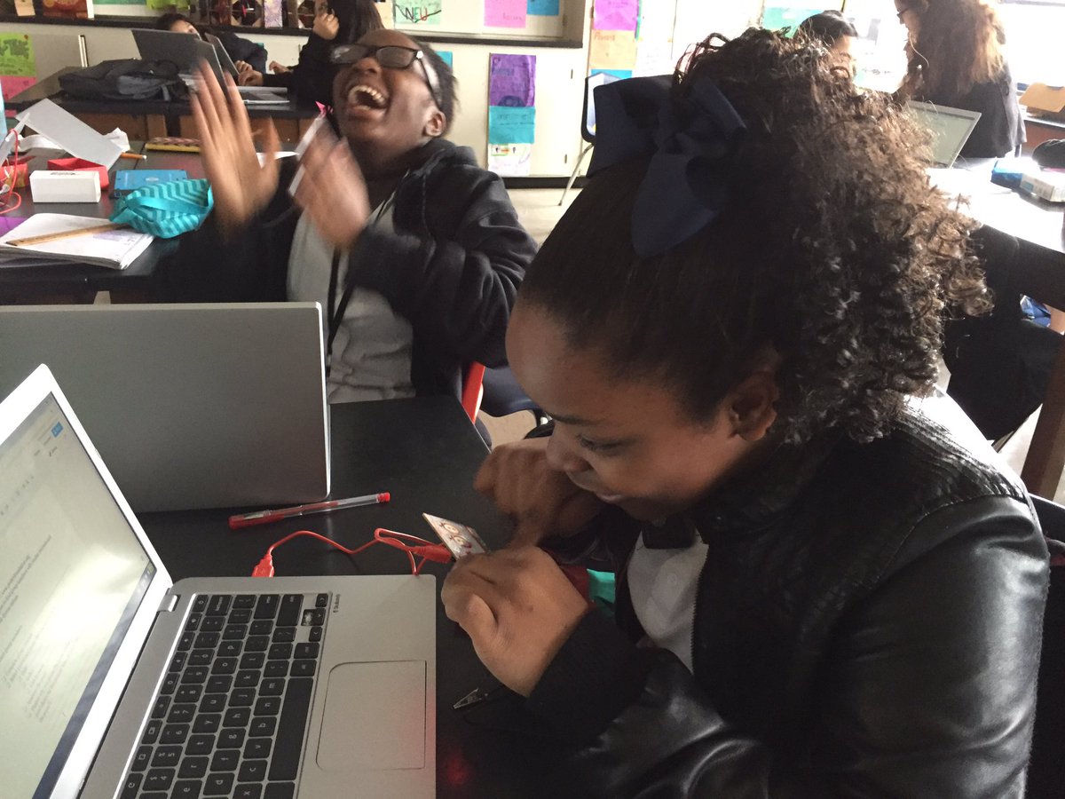 MsRoyARS's tweet photo. #starsmart Ss joyfully #imagine what they can #make w @makeymakey #physicalcoding #exploratory #learning #making #designycycle #AISDproud https://t.co/v6gagK0hOi