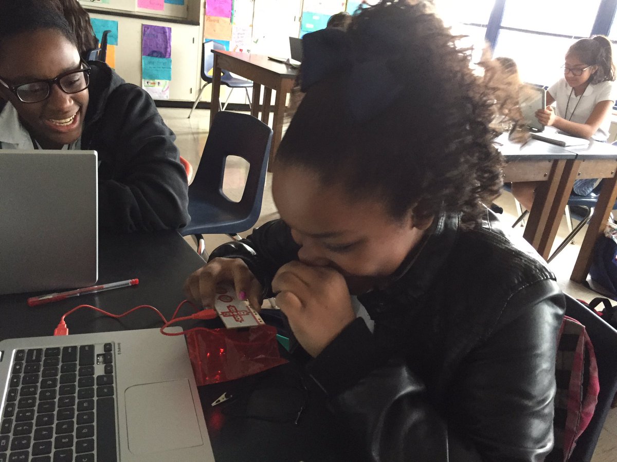 MsRoyARS's tweet photo. #starsmart Ss joyfully #imagine what they can #make w @makeymakey #physicalcoding #exploratory #learning #making #designycycle #AISDproud https://t.co/v6gagK0hOi