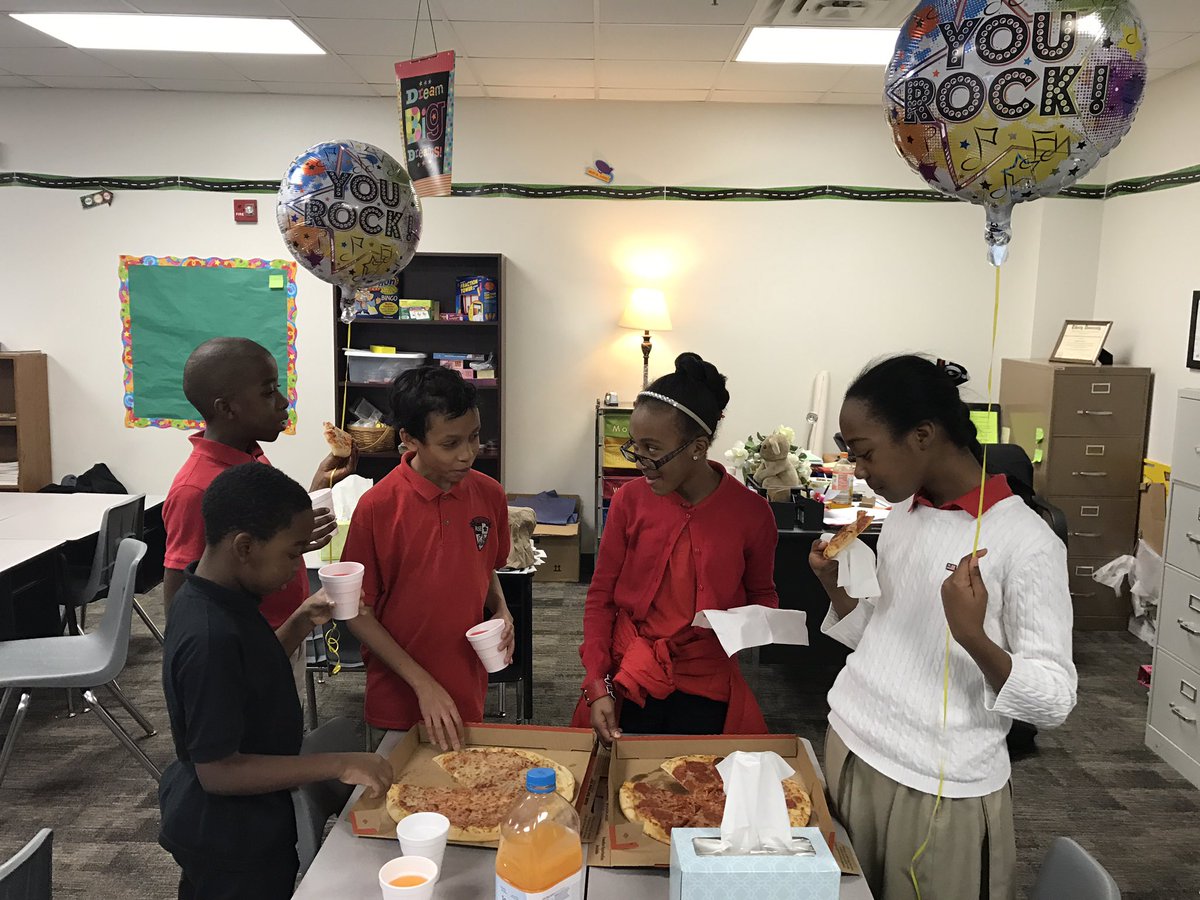ChisdCPRobotix's tweet image. Robotics pizza party #techknowlogic you rock !!! @CHISDCP @ChisdCPRobotix