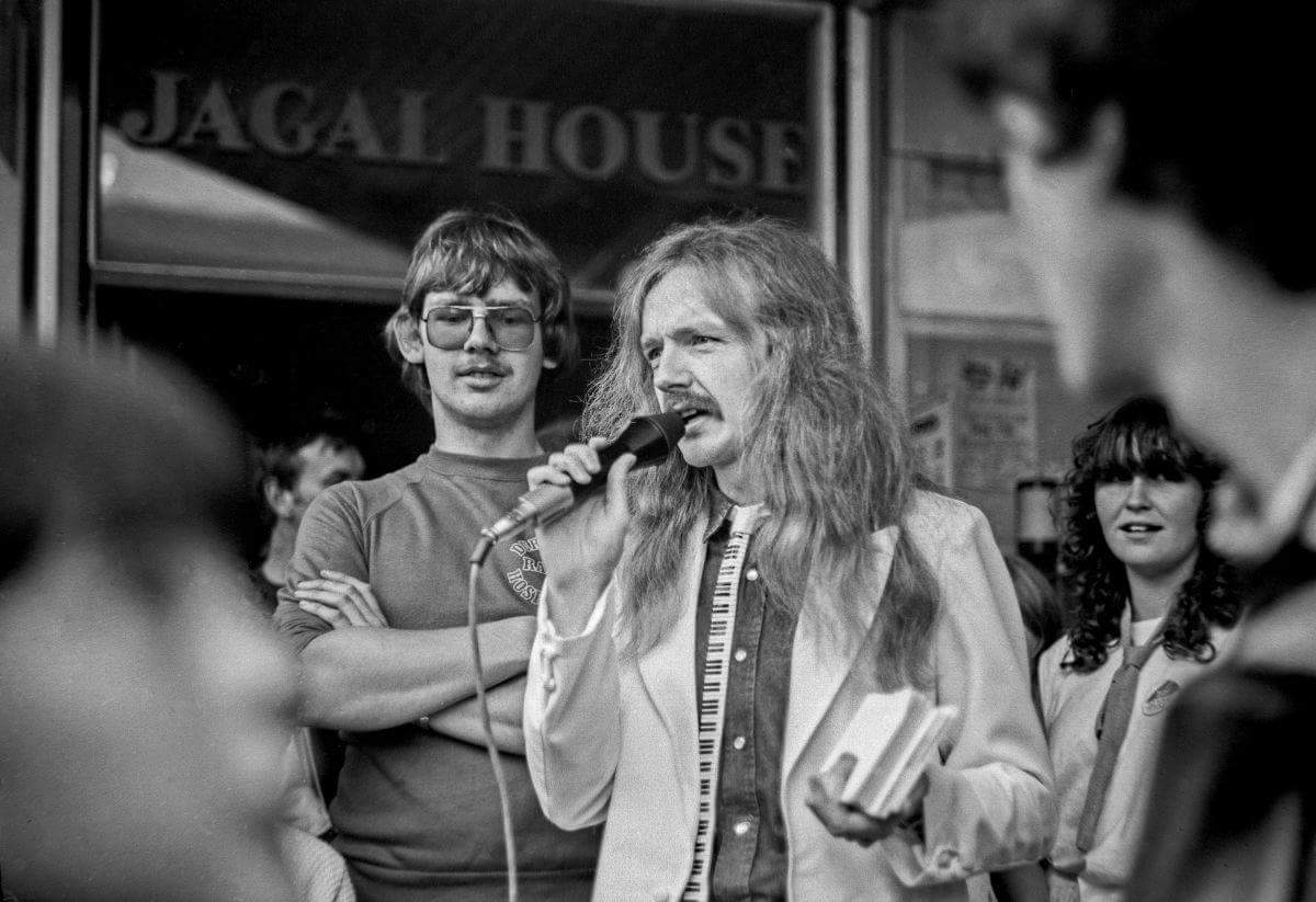 craig_wrighty's tweet photo. #ThrowbackThursday "Get to those phones!!!" a pic of Flashing Blade himself #AlanRobsonMBE in #Durham @NightOwlsNE https://t.co/sJZwEq44Jt